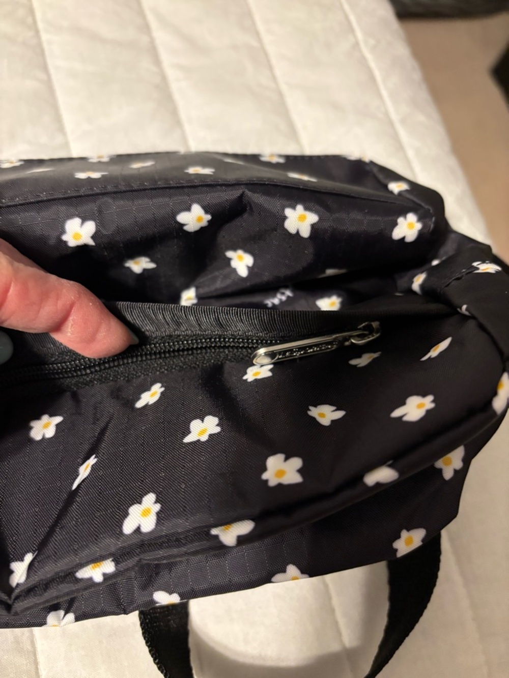 Lesportsac DANIELLA DITSY DAISY Crossbody NWT - Picture 10 of 12